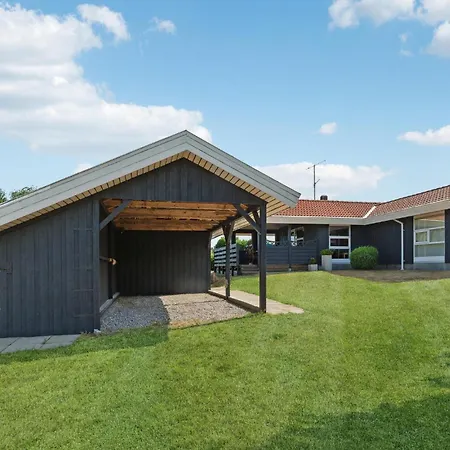 Lovely In With Kitchen Holiday home *