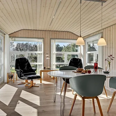 Lovely In With Kitchen Feriehus